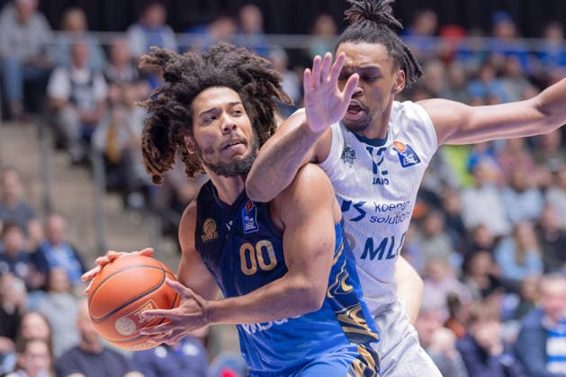 Frankfurt Skyliners MLP Academics Heidelberg, easyCredit BBL duel between Tyger Campbell Skyliners, 00 and Osun Osunniyi MLP Academics Heidelberg, 12 Game of the easyCredit BBL between Frankfurt Skyliners and MLP Academics Heidelberg on April 12, 2026 at Süwag Energie ARENA in Frankfurt am Main , Frankfurt am Main Hessen Germany Süwag Energie ARENA