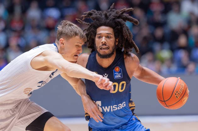 Frankfurt Skyliners MLP Academics Heidelberg, easyCredit BBL Niklas Würzner MLP Academics Heidelberg, 2 defends against Tyger Campbell Skyliners, 00 Game of the easyCredit BBL between Frankfurt Skyliners and MLP Academics Heidelberg on April 12, 2026 at Süwag Energie ARENA in Frankfurt am Main , Frankfurt am Main Hessen Germany Süwag Energie ARENA