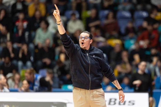 Frankfurt Skyliners MLP Academics Heidelberg, easyCredit BBL Coach Carlo Finetti MLP Academics Heidelberg Game of the easyCredit BBL between Frankfurt Skyliners and MLP Academics Heidelberg on April 12, 2026 at the Süwag Energie ARENA in Frankfurt am Main , Frankfurt am Main Hessen Germany Süwag Energie ARENA