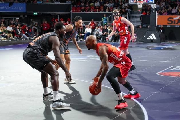Isiaha Mike 22 FC Bayern Muenchen Basketball , right, in action, FC Bayern Muenchen Basketball vs Niners Chemnitz, easyCredit BBL, Basketball, Bundesliga, Men, Main Round, April 12, 2026 Muenchen Bayern Germany Copyright: xkolbert-press MartinxAgüerax