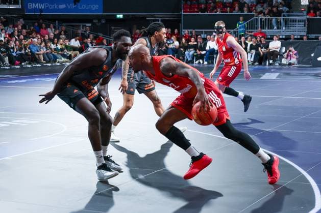 Isiaha Mike 22 FC Bayern Muenchen Basketball , right, in action, FC Bayern Muenchen Basketball vs Niners Chemnitz, easyCredit BBL, Basketball, Bundesliga, Men, Main Round, April 12, 2026 Muenchen Bayern Germany Copyright: xkolbert-press MartinxAgüerax