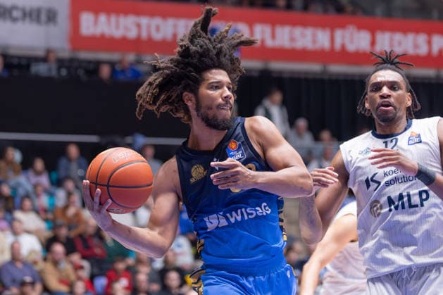 Frankfurt Skyliners MLP Academics Heidelberg, easyCredit BBL Tyger Campbell Skyliners, 00 in front of Osun Osunniyi MLP Academics Heidelberg, 12 Game of the easyCredit BBL between Frankfurt Skyliners and MLP Academics Heidelberg on April 12, 2026 at Süwag Energie ARENA in Frankfurt am Main , Frankfurt am Main Hessen Germany Süwag Energie ARENA