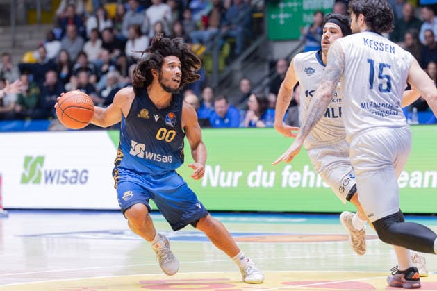 Frankfurt Skyliners MLP Academics Heidelberg, easyCredit BBL Tyger Campbell Skyliners, 00 vs Erol Ersek MLP Academics Heidelberg, 11 and Marcel Keßen MLP Academics Heidelberg, 15 Game of the easyCredit BBL between Frankfurt Skyliners and MLP Academics Heidelberg on April 12, 2026 at Süwag Energie ARENA in Frankfurt am Main , Frankfurt am Main Hessen Germany Süwag Energie ARENA