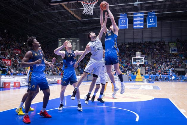 Frankfurt Skyliners MLP Academics Heidelberg, easyCredit BBL Mateo Seric MLP Academics Heidelberg, 21 defends successfully against Jacob Holt Skyliners, 10 Left Nahiem Alleyne Skyliners, 4 and Till Pape Skyliners, 19 Game of the easyCredit BBL between Frankfurt Skyliners and MLP Academics Heidelberg on April 12, 2026 at Süwag Energie ARENA in Frankfurt am Main , Frankfurt am Main Hessen Germany Süwag Energie ARENA