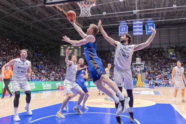 Frankfurt Skyliners MLP Academics Heidelberg, easyCredit BBL Till Pape Skyliners, 19 with a successful lay-up against Marcel Keßen MLP Academics Heidelberg, 15 Game of the easyCredit BBL between Frankfurt Skyliners and MLP Academics Heidelberg on April 12, 2026 at Süwag Energie ARENA in Frankfurt am Main , Frankfurt am Main Hessen Germany Süwag Energie ARENA