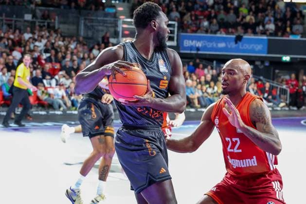 left to right Amadou Sow 12 Niners Chemnitz and Isiaha Mike 22 FC Bayern Muenchen Basketball in action, FC Bayern Muenchen Basketball vs Niners Chemnitz, easyCredit BBL, Basketball, Bundesliga, Men, Main Round, April 12, 2026 Muenchen Bayern Germany Copyright: xkolbert-press MartinxAgüerax