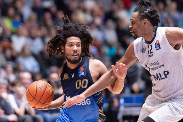 Frankfurt Skyliners MLP Academics Heidelberg, easyCredit BBL Osun Osunniyi MLP Academics Heidelberg, 12 defends against Tyger Campbell Skyliners, 00 Game of the easyCredit BBL between Frankfurt Skyliners and MLP Academics Heidelberg on April 12, 2026 at Süwag Energie ARENA in Frankfurt am Main , Frankfurt am Main Hessen Germany Süwag Energie ARENA