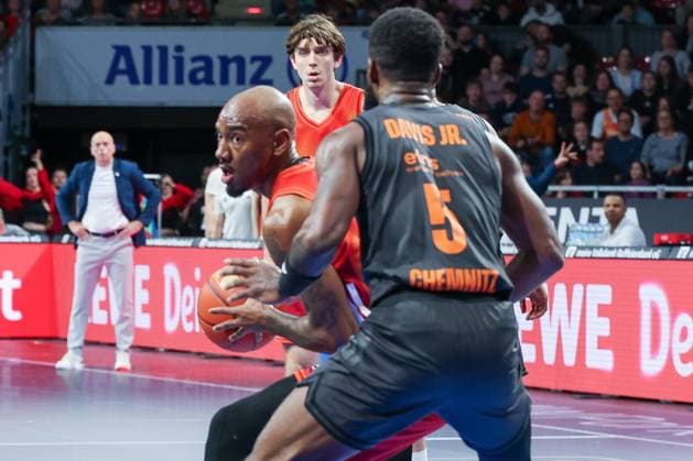 Isiaha Mike 22 FC Bayern Muenchen Basketball in action against Corey Davis 5 Niners Chemnitz , FC Bayern Muenchen Basketball vs Niners Chemnitz, easyCredit BBL, Basketball, Bundesliga, Men, Main Round, April 12, 2026 Muenchen Bayern Germany Copyright: xkolbert-press MartinxAgüerax