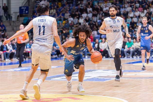 Frankfurt Skyliners MLP Academics Heidelberg, easyCredit BBL Tyger Campbell Skyliners, 00 finds the gap between Erol Ersek MLP Academics Heidelberg, 11 and Marcel Keßen MLP Academics Heidelberg, 15 Game of the easyCredit BBL between Frankfurt Skyliners and MLP Academics Heidelberg on April 12, 2026 at Süwag Energie ARENA in Frankfurt am Main , Frankfurt am Main Hessen Germany Süwag Energie ARENA
