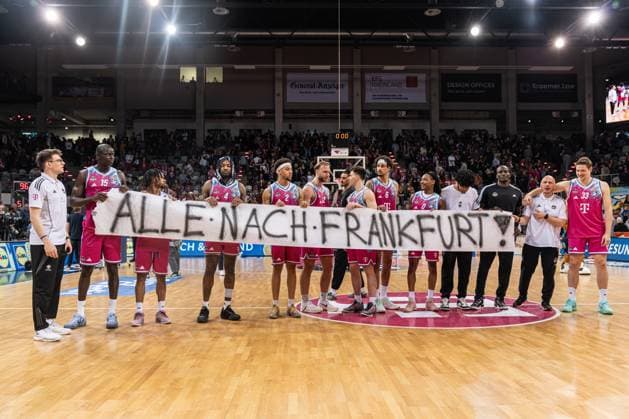 Kur Jongkuch 15 Telekom Baskets Bonn , Michael Kessens 6 Telekom Baskets Bonn , Alijah Comithier 2 Telekom Baskets Bonn , Melvin Jostmann 12 Telekom Baskets Bonn , Patrick Heckmann 33 Telekom Baskets Bonn , Tylan Birts 5 Telekom Baskets Bonn and Jalen Finch 0 Telekom Baskets Bonn present together a banner with the inscription ALLE NACH FRANKFURT in the TelekomDome Arena EasyCredit BBL Ligaspiel am 29 Spieltag in Bonn zwischen Telekom Baskets Bonn und Basketball Löwen Braunschweig Mannschaft von Kur Jongkuch 15 Telekom Baskets Bonn mit Banner Copyright: xFeyzullahxGökalp feyzofsportsx