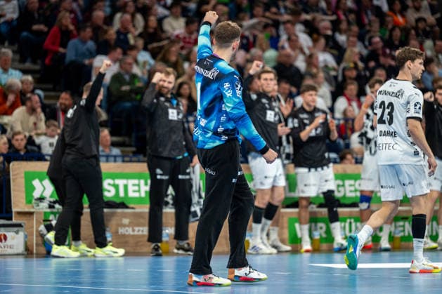 12 04 2026, xdobgx, Handball Daikin HBL, Handball Sport Verein Hamburg THW Kiel v l Gonzalo Perez De Vargas Kiel, 1 cheers over held ball, defended, held, goalkeeper