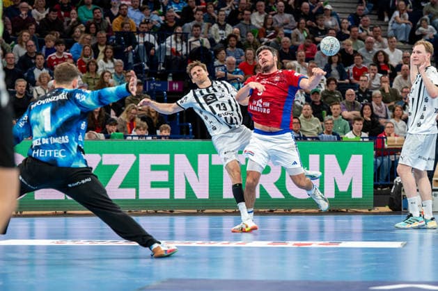 12 04 2026, xdobgx, Handball Daikin HBL, Handball Sport Verein Hamburg THW Kiel v l Gonzalo Perez De Vargas Kiel, 1 , Rune Dahmke Kiel, 23 , Jacob Lassen Handball Sport Verein Hamburg, 9 beim Wurf, in action, throwing