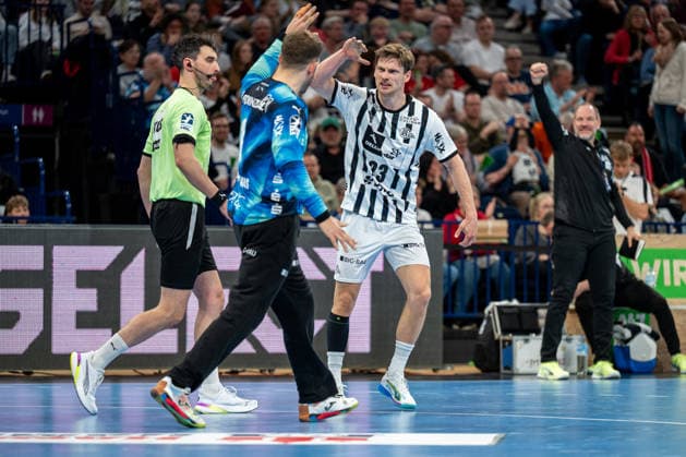 12 04 2026, xdobgx, Handball Daikin HBL, Handball Sport Verein Hamburg THW Kiel v l Gonzalo Perez De Vargas Kiel, 1 , Rune Dahmke Kiel, 23 Cheers over held ball, defended, held, goalkeeper