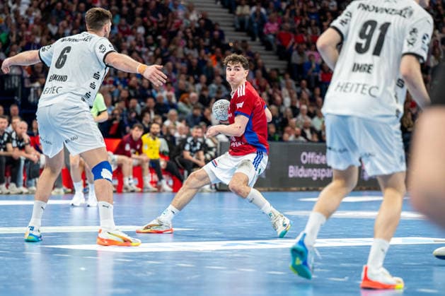 12 04 2026, xdobgx, Handball Daikin HBL, Handball Sport Verein Hamburg THW Kiel v l Harald Reinkind Kiel, 6 , Elias Kofler Handball Sport Verein Hamburg, 6 am Ball, plays the ball