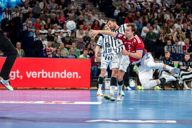 12 04 2026, xdobgx, Handball Daikin HBL, Handball Sport Verein Hamburg THW Kiel v l Andreas Magaard Handball Sport Verein Hamburg, 4 throwing, in action, throwing