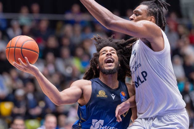 Frankfurt Skyliners MLP Academics Heidelberg, easyCredit BBL Osun Osunniyi MLP Academics Heidelberg, 12 defends against Tyger Campbell Skyliners, 00 Game of the easyCredit BBL between Frankfurt Skyliners and MLP Academics Heidelberg on April 12, 2026 at Süwag Energie ARENA in Frankfurt am Main , Frankfurt am Main Hessen Germany Süwag Energie ARENA