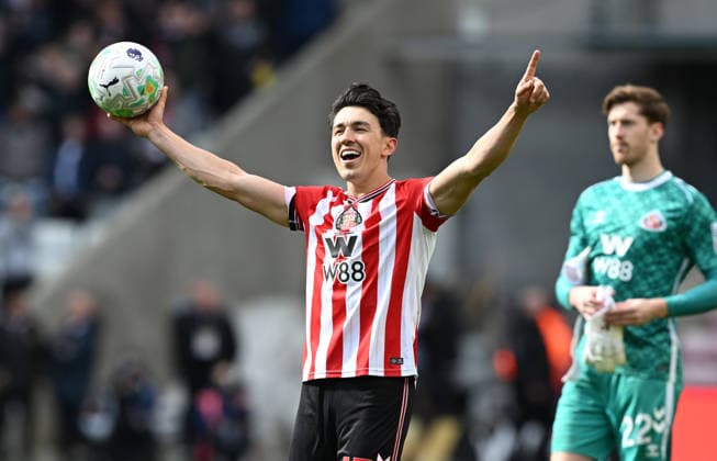 Luke O Nien of Sunderland sings along to Can t help falling in love at the end of the game as he celebrates his teams victory Sunderland v Tottenham Hotspur, Premier League, Football, Stadium of Light, Sunderland, UK - 12 Apr 2026Sunderland Stadium of Light United Kingdom EDITORIAL USE ONLY No use with unauthorised audio, video, data, fixture lists, club league logos or live services. Online in-match use limited to 120 images, no video emulation. No use in betting, games or single club league player publications. Copyright: xGreigxCowie Shutterstockx 16823609aq