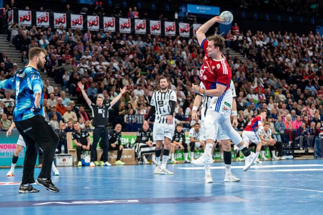 12 04 2026, xdobgx, Handball Daikin HBL, Handball Sport Verein Hamburg THW Kiel v l Gonzalo Perez De Vargas Kiel, 1 , Andreas Magaard Handball Sport Verein Hamburg, 4 at the throw, in action, throwing