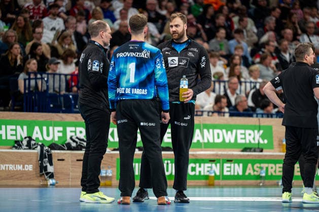 12 04 2026, xdobgx, Handball Daikin HBL, Handball Sport Verein Hamburg THW Kiel v l Matthias Anderson goalkeeper coach, THW Kiel , Gonzalo Perez De Vargas Kiel, 1 , Andreas Wolff Kiel, 33 in conversation, in conversation