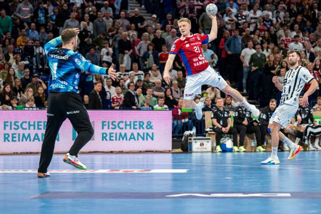 12 04 2026, xdobgx, Handball Daikin HBL, Handball Sport Verein Hamburg THW Kiel v l Gonzalo Perez De Vargas Kiel, 1 , Frederik Bo Andersen Handball Sport Verein Hamburg, 21 at the throw, in action, throwing