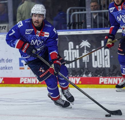 12.04.2026, xhettx, Eishockey Penny DEL 1 2 Finale, Adler Mannheim - EHC Red Bull München v.l. Gilmour John (Adler Mannheim, 7) am Puck (DFL DFB REGULATIONS PROHIBIT ANY USE OF PHOTOGRAPHS as IMAGE SEQUENCES and or QUASI-VIDEO) *** 12 04 2026, xhettx, Ice Hockey Penny DEL 1 2 Final, Adler Mannheim EHC Red Bull München v l Gilmour John Adler Mannheim, 7 am Puck DFL DFB REGULATIONS PROHIBIT ANY USE OF PHOTOGRAPHS as IMAGE SEQUENCES and or QUASI VIDEO