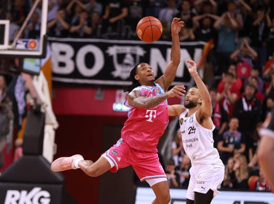 Jalen Finch Bonn vs Kaza Kajami Keanue Braunschweig , Bonn, Germany, 12 04 2026, Basketball Bundesliga, Matchday 29, Telekom Baskets Bonn vs Basketball Löwen Braunschweig