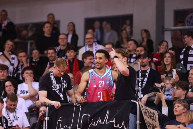 Joel Aminu Bonn in the fan block, Bonn, Germany, 12 04 2026, Basketball Bundesliga, Matchday 29, Telekom Baskets Bonn vs Basketball Löwen Braunschweig