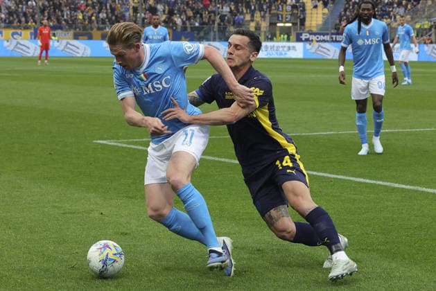 Kevin De Bruyne of SSC Napoli battle for the ball with Emanuele Valeri of Parma AC during Parma Calcio vs SSC Napoli, 32Â° Serie A Enilive 2025-26 game at New Balance Arena in Parma (PR), Italy, on April 12, 2026.  Copyright: xDavidexCasentini IPAxSportx xipa-agency.netx xx IPA_73913685 IPA_Agency_IPA73913685
