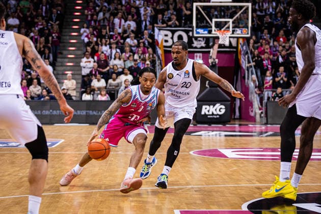 easyCredit Basketball Bundesliga, Telekom Baskets Bonn vs Basketball Löwen Braunschweig, 12 04 2026 Jalen Finch Telekom Baskets Bonn 0 vs Bryant Crawford BASKETBALL LÖWEN BRAUNSCHWEIG 20 easyCredit Basketball Bundesliga, Telekom Baskets Bonn vs Basketball Löwen Braunschweig, 12 04 2026, Telekom Dome Bonn Copyright: xBEAUTIFULxSPORTS Derixx
