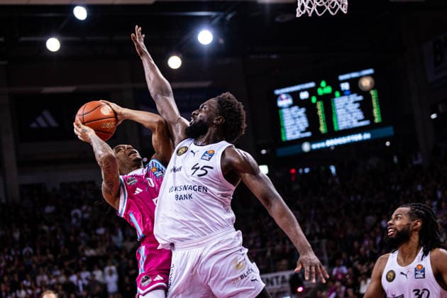 easyCredit Basketball Bundesliga, Telekom Baskets Bonn vs Basketball Löwen Braunschweig, 12 04 2026 Jalen Finch Telekom Baskets Bonn 0 and Simi Shittu BASKETBALL LÖWEN BRAUNSCHWEIG 45 easyCredit Basketball Bundesliga, Telekom Baskets Bonn vs Basketball Löwen Braunschweig, 12 04 2026, Telekom Dome Bonn Copyright: xBEAUTIFULxSPORTS Derixx