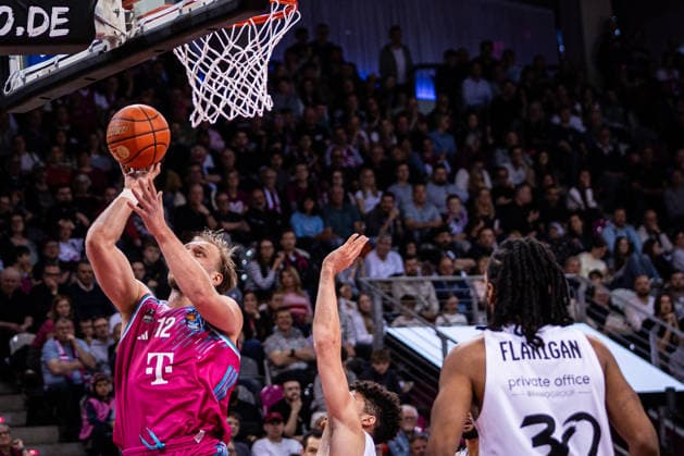 easyCredit Basketball Bundesliga, Telekom Baskets Bonn vs Basketball Löwen Braunschweig, 12 04 2026 Melvin Jostmann Telekom Baskets Bonn 12 scores at the basket easyCredit Basketball Bundesliga, Telekom Baskets Bonn vs Basketball Löwen Braunschweig, 12 04 2026, Telekom Dome Bonn Copyright: xBEAUTIFULxSPORTS Derixx