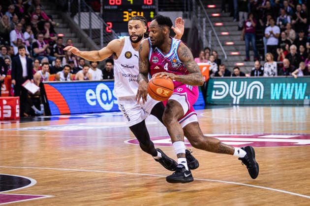 easyCredit Basketball Bundesliga, Telekom Baskets Bonn vs Basketball Löwen Braunschweig, 12 04 2026 Jeff Garrett Jr Telekom Baskets Bonn 4 vs Kaza Kajami Keane BASKETBALL LÖWEN BRAUNSCHWEIG 24 easyCredit Basketball Bundesliga, Telekom Baskets Bonn vs Basketball Löwen Braunschweig, 12 04 2026, Telekom Dome Bonn Copyright: xBEAUTIFULxSPORTS Derixx