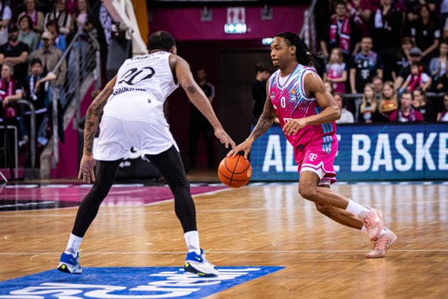 easyCredit Basketball Bundesliga, Telekom Baskets Bonn vs Basketball Löwen Braunschweig, 12 04 2026 Jalen Finch Telekom Baskets Bonn 0 vs Bryant Crawford BASKETBALL LÖWEN BRAUNSCHWEIG 20 easyCredit Basketball Bundesliga, Telekom Baskets Bonn vs Basketball Löwen Braunschweig, 12 04 2026, Telekom Dome Bonn easyCredit Basketball Bundesliga, Telekom Baskets Bonn vs Basketball Löwen Braunschweig, 12 04 2026, Telekom Dome Bonn Copyright: xBEAUTIFULxSPORTS Derixx