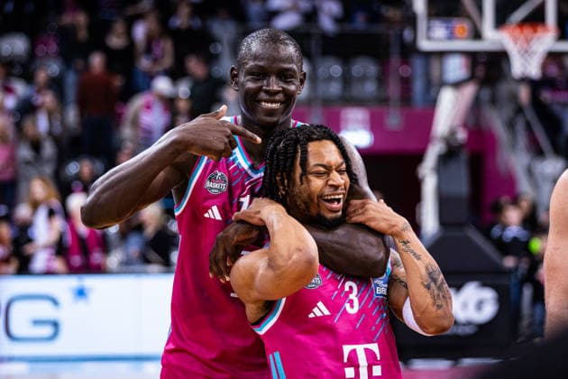 easyCredit Basketball Bundesliga, Telekom Baskets Bonn vs Basketball Löwen Braunschweig, 12 04 2026 Kur Jongkuch Telekom Baskets Bonn 15 takes Zachery Cooks Telekom Baskets Bonn 3 in the headlock easyCredit Basketball Bundesliga, Telekom Baskets Bonn vs Basketball Löwen Braunschweig, 12 04 2026, Telekom Dome Bonn Copyright: xBEAUTIFULxSPORTS Derixx