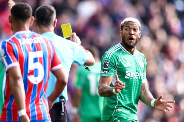 Crystal Palace gegen Newcastle United 12. April 2026, London Premier League Fußball Crystal Palace gegen Newcastle United Joelinton von Newcastle United reagiert auf eine gelbe Karte Foto Jacques Feeney Abseits London UK  Copyright: xJacquesxFeeneyx xOffsidexOffside
