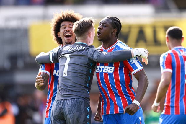 Crystal Palace gegen Newcastle United 12. April 2026, London Premier League Fußball Crystal Palace gegen Newcastle United Crystal Palace Torwart Dean Henderson, Chris Richards von Crystal Palace und Jaydee Canvot von Crystal Palace feiern den Sieg Foto Jacques Feeney Offside London UK  Copyright: xJacquesxFeeneyx xOffsidexOffside
