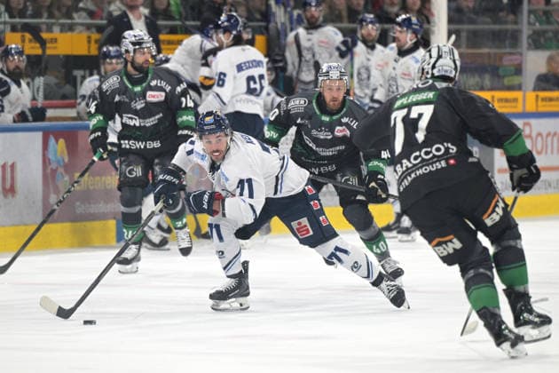 Tristan Keck (EC Kassel Huskies, 71) im Zweikampf mit Arne Uplegger (Bietigheim Steelers, 77) Bietigheim Steelers vs. Kassel Huskies, Eishockey, DEL 2, PlayOff Spiel 6, Saison 2025 2026, 12.04.2026 Bietigheim Steelers vs. Kassel Huskies, Eishockey, DEL 2, PlayOff Spiel 6, Saison 2025 2026, 12.04.2026 Bietigheim *** Tristan Keck EC Kassel Huskies, 71 in duel with Arne Uplegger Bietigheim Steelers, 77 Bietigheim Steelers vs Kassel Huskies, Ice Hockey, DEL 2, PlayOff Game 6, Season 2025 2026, 12 04 2026 Bietigheim Steelers vs Kassel Huskies, Ice Hockey, DEL 2, PlayOff Game 6, Season 2025 2026, 12 04 2026 Bietigheim Copyright: xEibner-Pressefotox EP_TBR