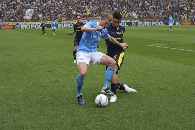 Scott McTominay of SSC Napoli battle for the ball with Lautaro Valenti of Parma AC during Parma Calcio vs SSC Napoli, 32Â° Serie A Enilive 2025-26 game at New Balance Arena in Parma (PR), Italy, on April 12, 2026.  Copyright: xDavidexCasentini IPAxSportx xipa-agency.netx xx IPA_73916139 IPA_Agency_IPA73916139