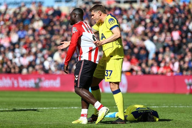 SUNDERLAND, ENGLAND, APRIL 12: Brian Brobbey of Sunderland AFC (R) is contested by Micky van de Ven of Tottenham Hotspur (M) following a foul on Cristian Romero during a Premier League 2025-26 match between Sunderland and Tottenham Hotspur at Stadium of Light on April 12, 2026 in Sunderland, England. (Photo by Zach Forster Sports Press Photo) Copyright: xZachxForster SportsxPressxPhotox Sportspressphoto_SPR128241