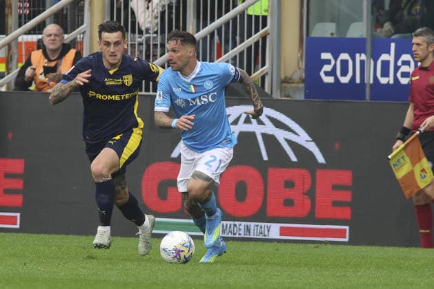 Matteo Politano of SSC Napoli competes for the ball with Emanuele Valeri of Parma AC during Parma Calcio vs SSC Napoli, 32Â° Serie A Enilive 2025-26 game at New Balance Arena in Parma (PR), Italy, on April 12, 2026.  Copyright: xDavidexCasentini IPAxSportx xipa-agency.netx xx IPA_73916153 IPA_Agency_IPA73916153
