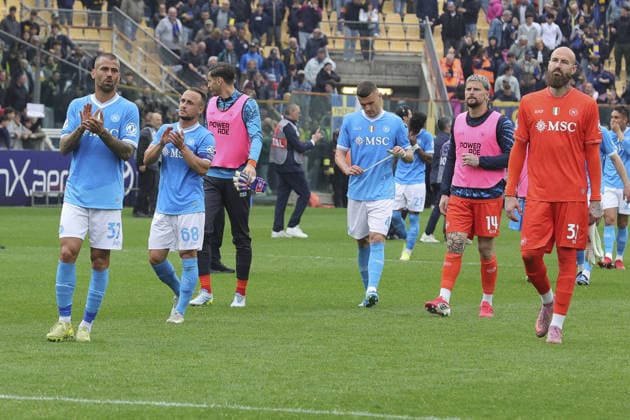 napoli players applaud the fans following the final whistle during Parma Calcio vs SSC Napoli, 32Â° Serie A Enilive 2025-26 game at New Balance Arena in Parma (PR), Italy, on April 12, 2026.  Copyright: xDavidexCasentini IPAxSportx xipa-agency.netx xx IPA_73916171 IPA_Agency_IPA73916171