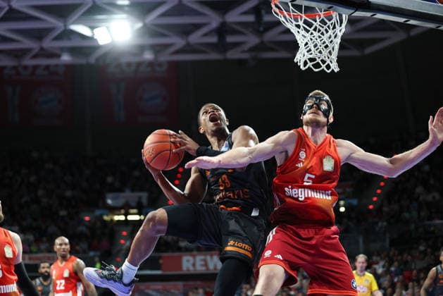 Eric Washington Niners Chemnitz, 33 with Niels Giffey FC Bayern Basketball, 05 , GER, FC Bayern Basketball vs Niners Chemnitz, Basketball, easycredit Basketball Bundesliga, 29 Matchday, Season 2025 2026, 12 04 2026, GER, FC Bayern Basketball vs Niners Chemnitz, Basketball, easycredit Basketball Bundesliga, 29 Matchday, Season 2025 2026, 12 04 2026 Muenchen Copyright: xEibner-Pressefoto JennixMaulx EP_JML