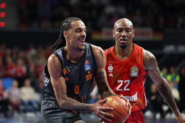 Kevin Yebo Niners Chemnitz, 00 with Isiaha Mike FC Bayern Basketball, 22 , GER, FC Bayern Basketball vs Niners Chemnitz, Basketball, easycredit Basketball Bundesliga, 29 Matchday, Season 2025 2026, 12 04 2026, GER, FC Bayern Basketball vs Niners Chemnitz, Basketball, easycredit Basketball Bundesliga, 29 Matchday, Season 2025 2026, 12 04 2026 Munich Copyright: xEibner-Pressefoto JennixMaulx EP_JML