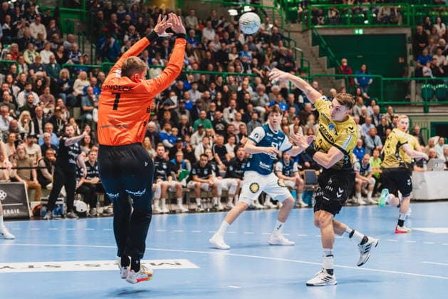 Christopher Rudeck Bergischer HC, 01 against Max Haefner TVB Stuttgart, 03 on throw Bergischer HC vs TVB Stuttgart, Handball, Daikin 1 HBL, 28 Matchday, Season 2025 26, 12 04 2026, Bergischer HC vs TVB Stuttgart, Handball, Daikin 1 HBL, 28 Matchday, Season 2025 26, 12 04 2026 Wuppertal Copyright: xEibner-Pressefoto LukasxBaldygax EP_LBA