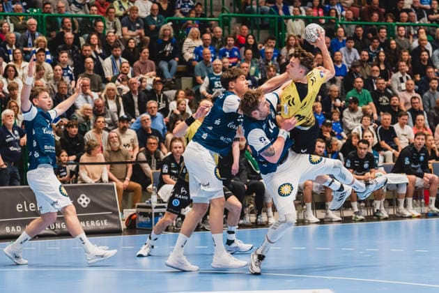 Gerdas Babarskas Bergischer HC, 14 wrestles Max Haefner TVB Stuttgart, 03 at the throw Bergischer HC vs TVB Stuttgart, Handball, Daikin 1 HBL, 28 Matchday, Season 2025 26, 12 04 2026, Bergischer HC vs TVB Stuttgart, Handball, Daikin 1 HBL, 28 Matchday, Season 2025 26, 12 04 2026 Wuppertal Copyright: xEibner-Pressefoto LukasxBaldygax EP_LBA