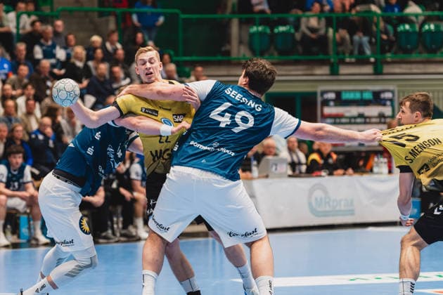 Gerdas Babarskas Bergischer HC, 14 in duel with Torben Matzken TVB Stuttgart, 22 , Aron Seesing Bergischer HC, 49 holds Simone Mengon TVB Stuttgart, 15 Bergischer HC vs TVB Stuttgart, Handball, Daikin 1 HBL, Matchday 28, Season 2025 26, 12 04 2026, Bergischer HC vs TVB Stuttgart, Handball, Daikin 1 HBL, Matchday 28, Season 2025 26, 12 04 2026 Wuppertal Copyright: xEibner-Pressefoto LukasxBaldygax EP_LBA
