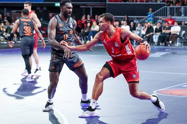 left to right Amadou Sow 12 Niners Chemnitz in action against Oscar da Silva 1 FC Bayern Muenchen Basketball , FC Bayern Muenchen Basketball vs Niners Chemnitz, easyCredit BBL, Basketball, Bundesliga, Men, Main Round, April 12, 2026 Muenchen Bayern Germany Copyright: xkolbert-press MartinxAgüerax