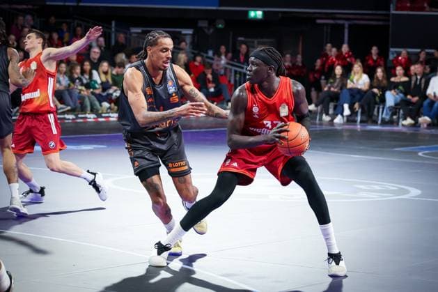 left to right Kevin Yebo 0 Niners Chemnitz vs Wenyen Gabriel 32 FC Bayern Muenchen Basketball , FC Bayern Muenchen Basketball vs Niners Chemnitz, easyCredit BBL, Basketball, Bundesliga, Men, Main Round, April 12, 2026 Muenchen Bayern Germany Copyright: xkolbert-press MartinxAgüerax