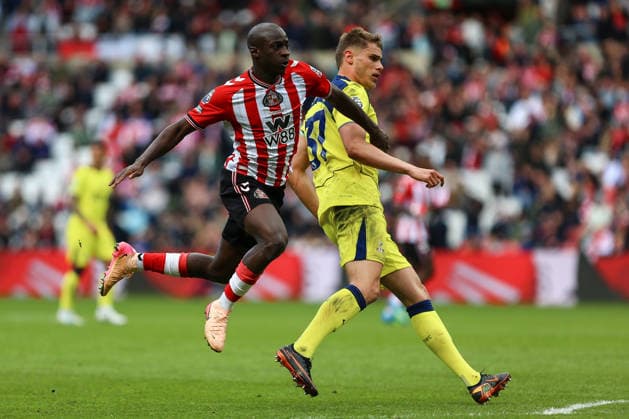 SUNDERLAND, ENGLAND, APRIL 12: Habib Diarra of Sunderland AFC (L) leaps past Micky van de Ven of Tottenham Hotspur (R) during a Premier League 2025-26 match between Sunderland and Tottenham Hotspur at Stadium of Light on April 12, 2026 in Sunderland, England. (Photo by Zach Forster Sports Press Photo) Copyright: xZachxForster SportsxPressxPhotox Sportspressphoto_SPR128263