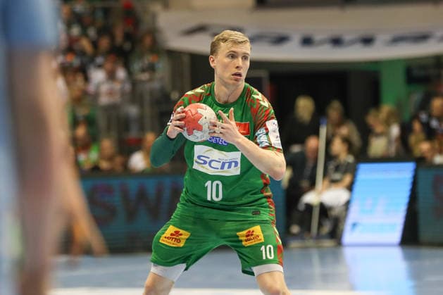 12 04 2026, xgox, Handball Daikin HBL SC Magdeburg HC Erlangen emspor, v l Gisli Thorgeir Kristjansson Magdeburg, 10 am Ball, plays the ball Magdeburg